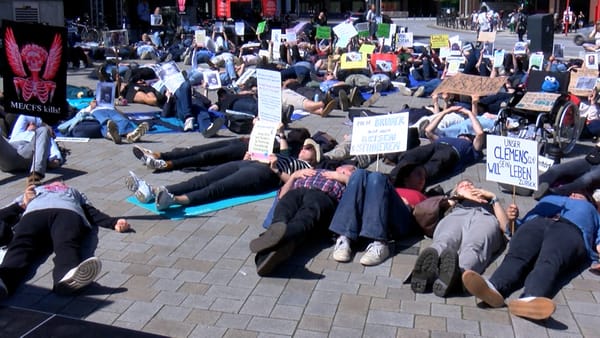 Gänsemarkt: Hunderte demonstrieren im Liegen für ME/CFS-Patienten