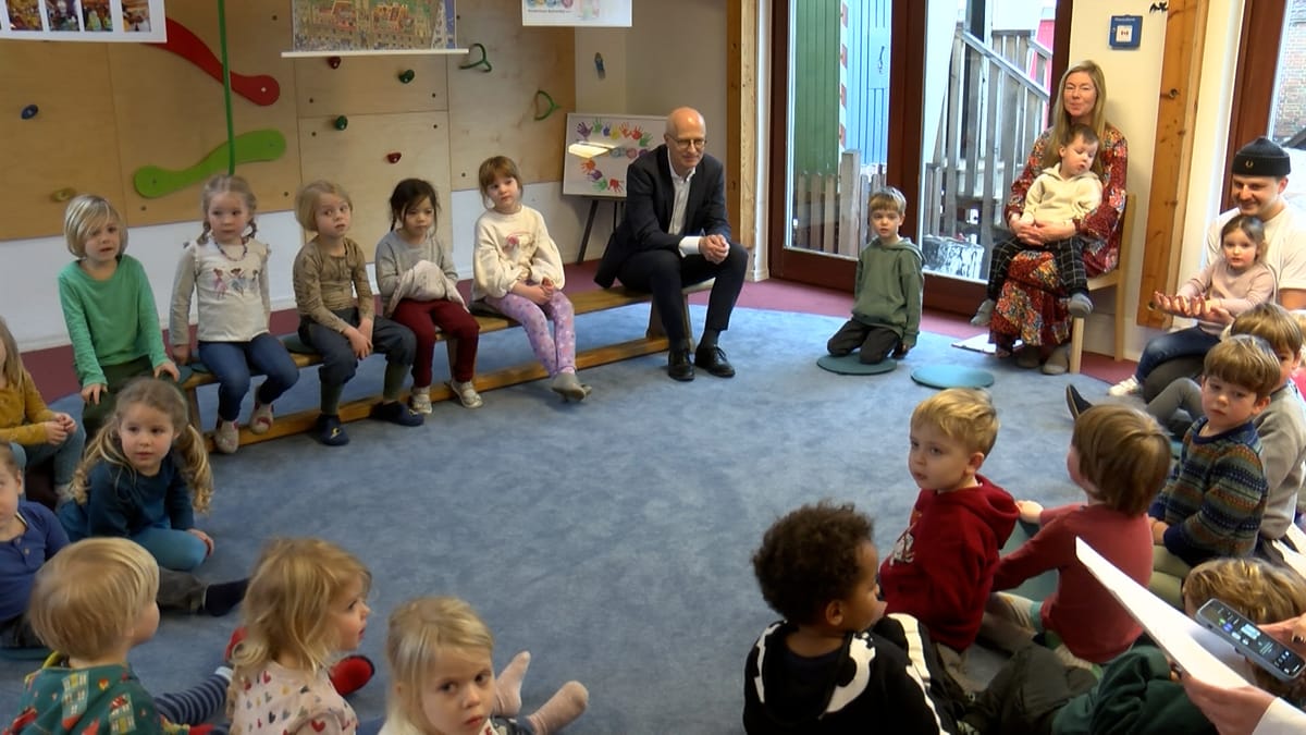 Kinderhaus Bahrenfeld: Kita Kinder freuen sich über Besuch vom Bürgermeister