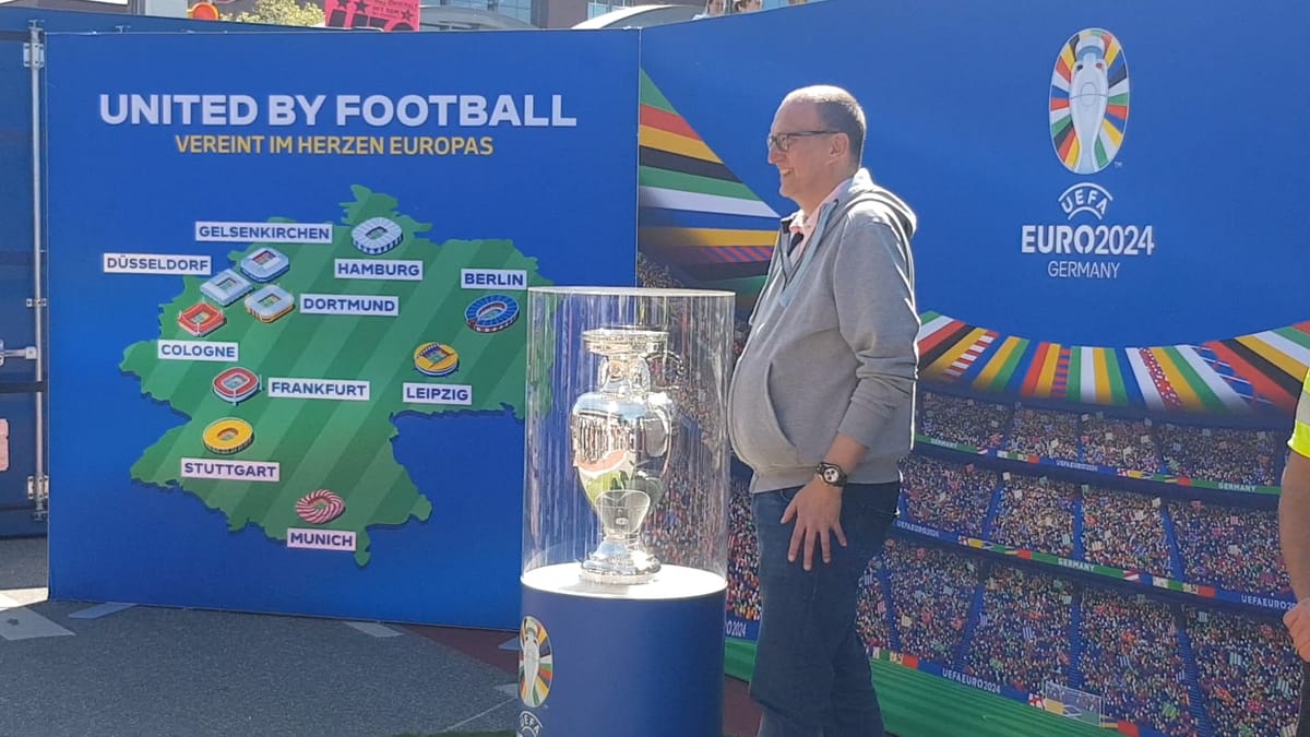 Europameisterschaft 2024: Selfies mit dem EM-Pokal und Maskottchen Albärt beim Hafengeburtstag