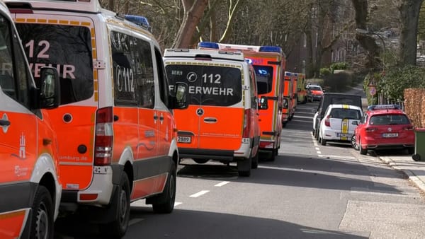 Großeinsatz der Feuerwehr: 21 Schülerinnen und Schüler mit Gesundheitsproblemen