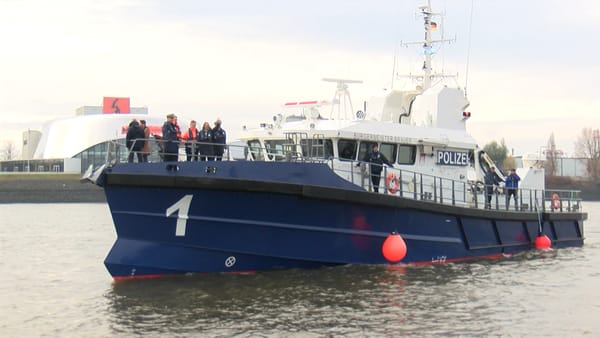 Neue ,,Bürgermeister Brauer": Erstes hybrides Boot für die Hamburger Wasserschutzpolizei