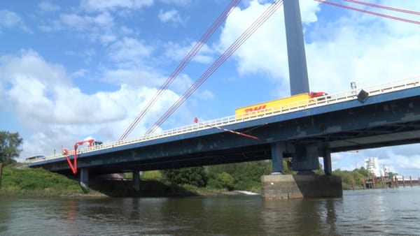Norderelbbrücke: Erneuter Asphaltschaden sorgt für Sperrung eines Fahrstreifens